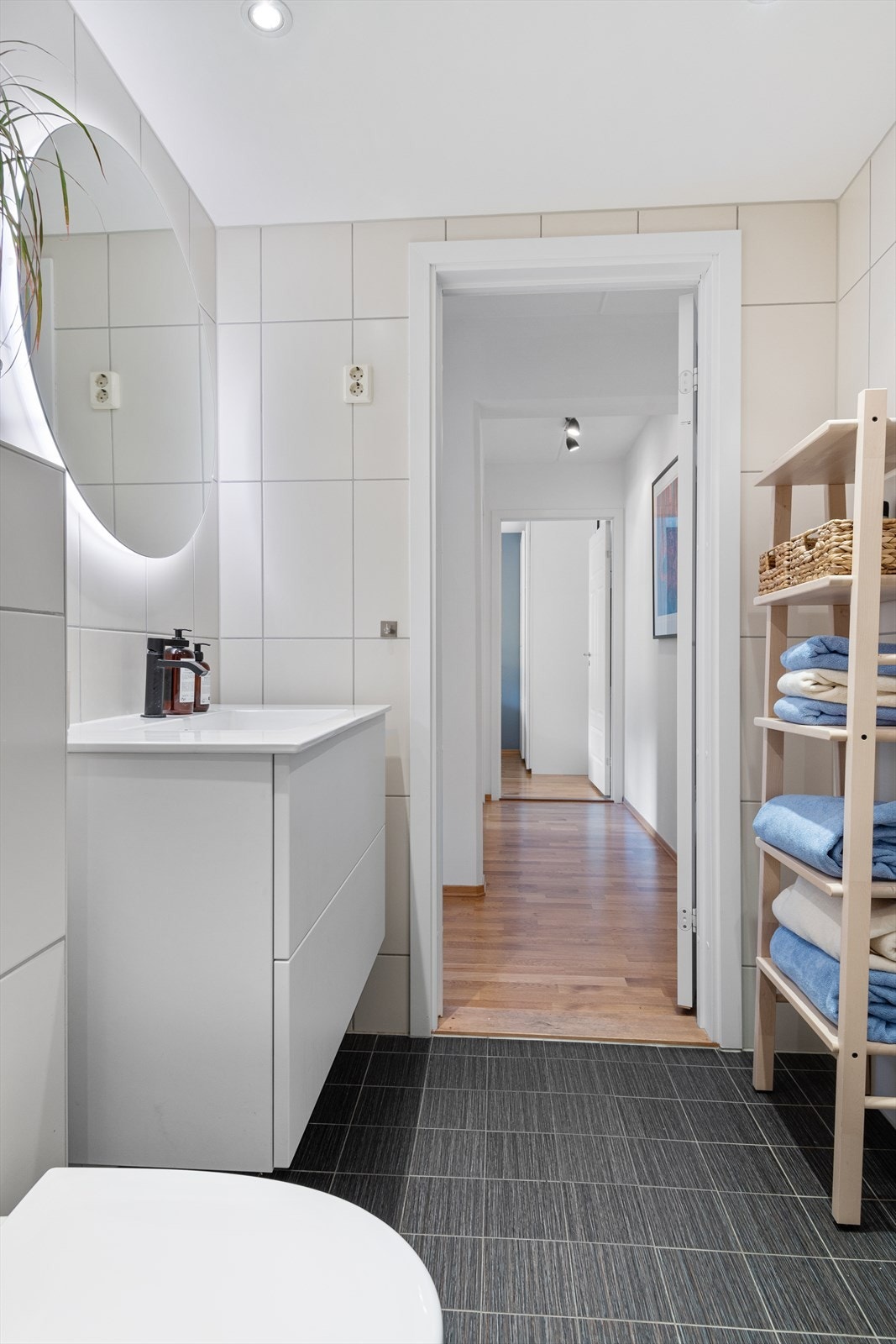 - Det ble montert blant annet ny servant, blandebatteri og speil av faglært i 2020 - Galleribilde