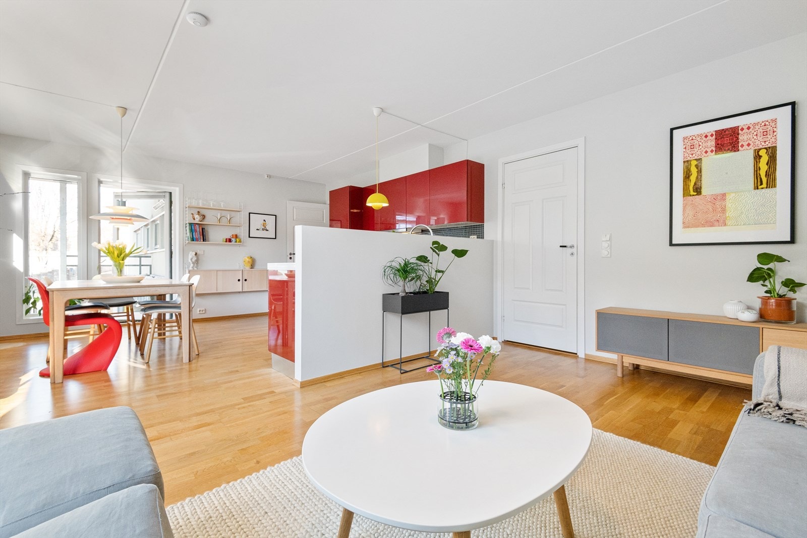 - Oppholdsrommet er romslig og har en naturlig soneinndeling - Galleribilde