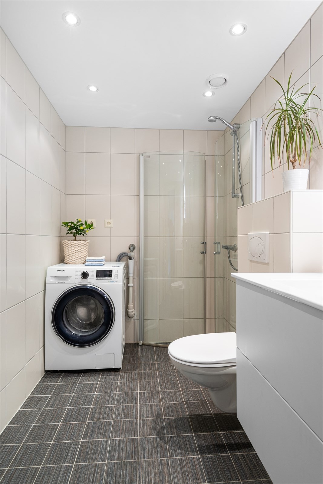 - Det er varmekabler i gulv og varmtvann er inkludert i felleskostnadene - Galleribilde