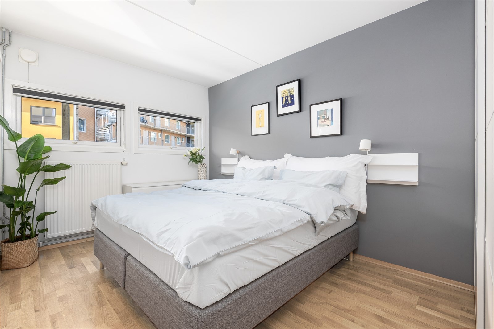 - Begge soverommene vender mot en rolig og lite trafikkert gate - Galleribilde