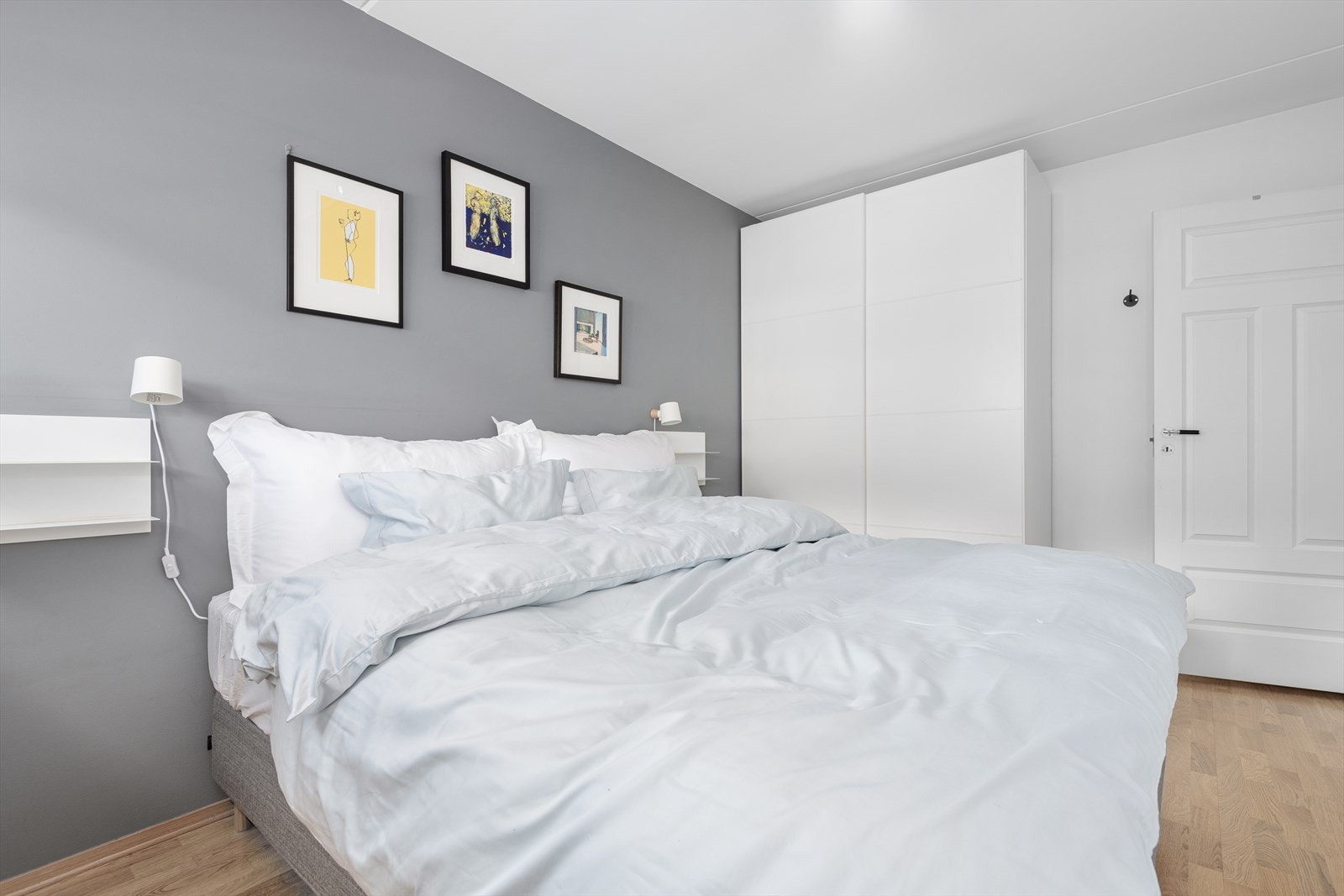 - Romslig hovedsoverom. Det er en 1,80 meter bred seng som står her i dag - Galleribilde