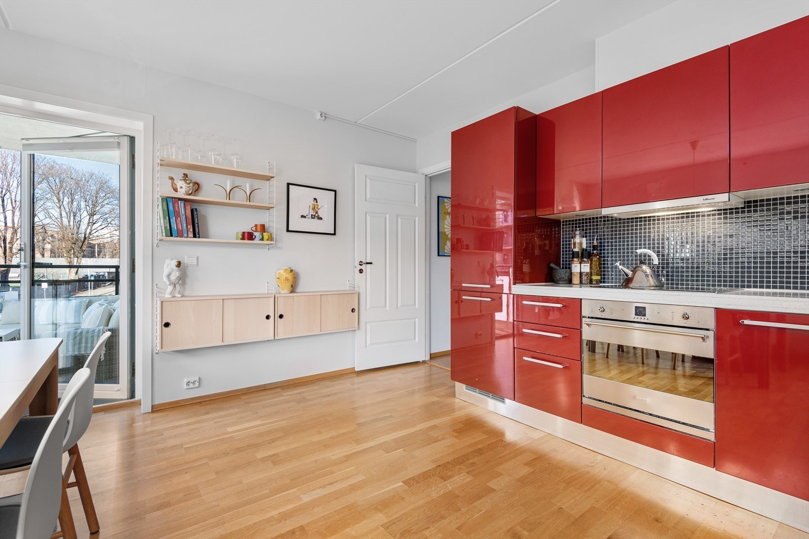 - Integrert kombiskap, oppvaskmaskin, induksjonsplatetopp og stekeovn følger med boligen - Galleribilde