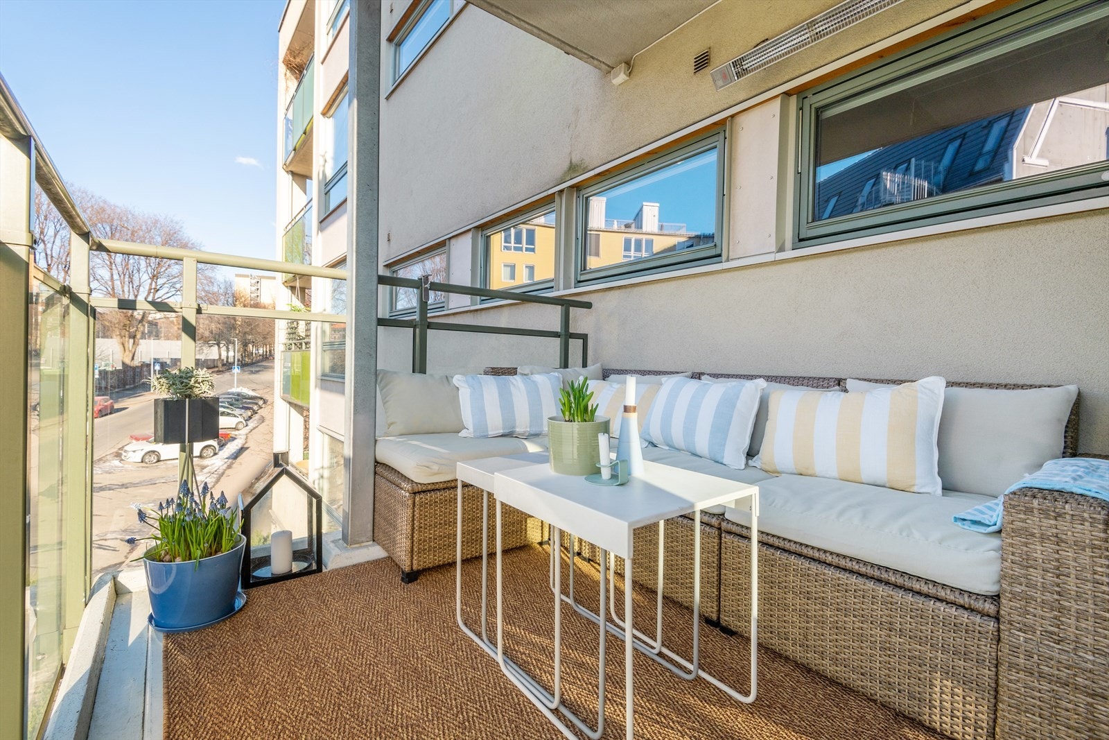 - Det er strømuttak på balkongen og terrassevarmer montert over sittegruppen - Galleribilde