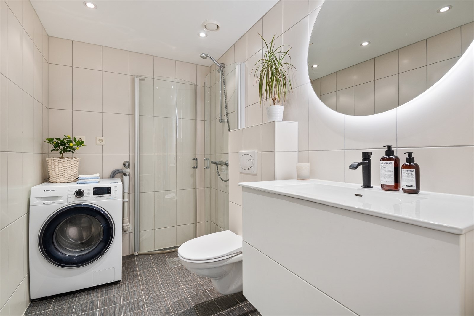 - Romslig og velholdt bad fra byggeår med fliser fra FagFlis - Galleribilde