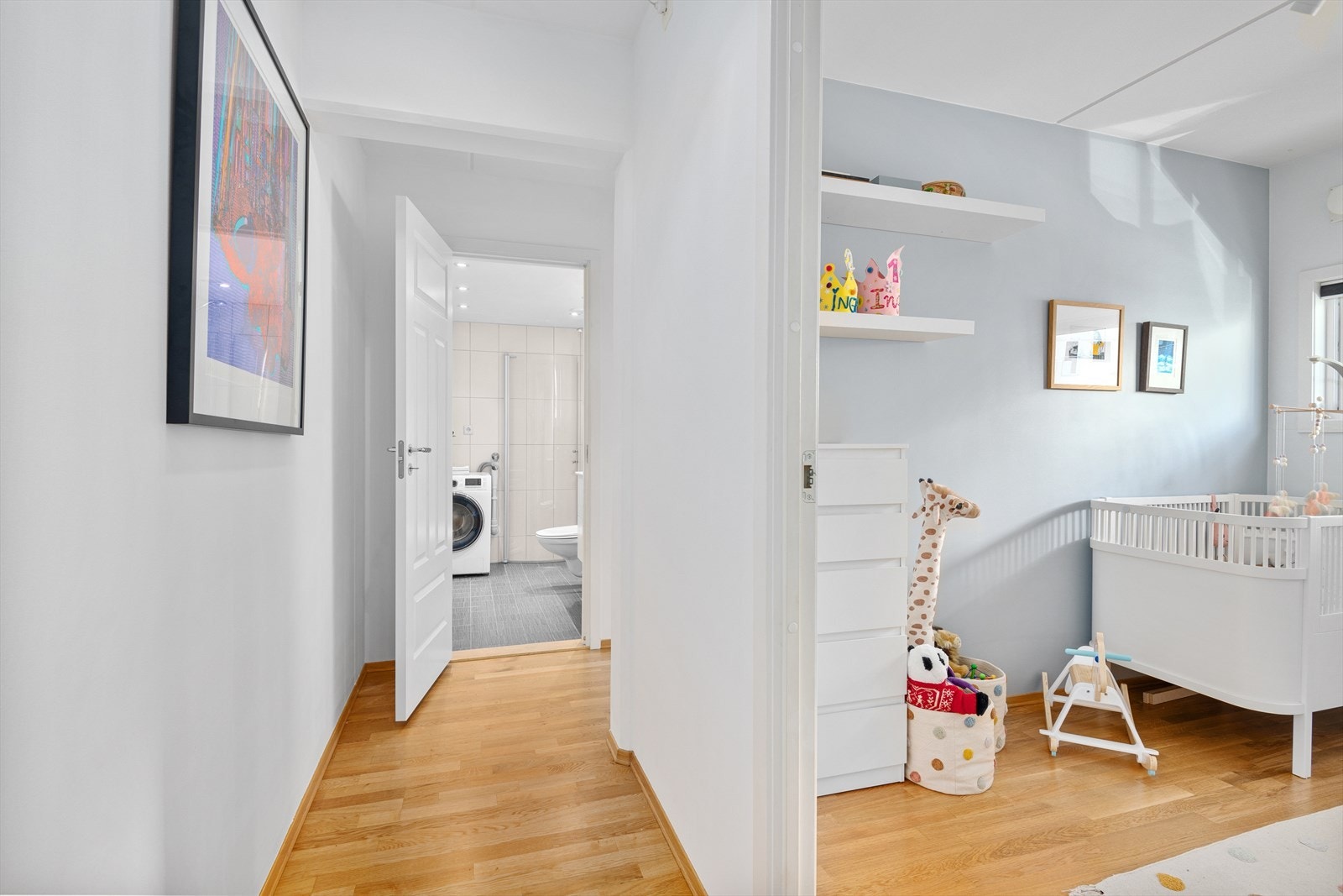 - På gulvet er det lagt 3-stavs parkett - Galleribilde