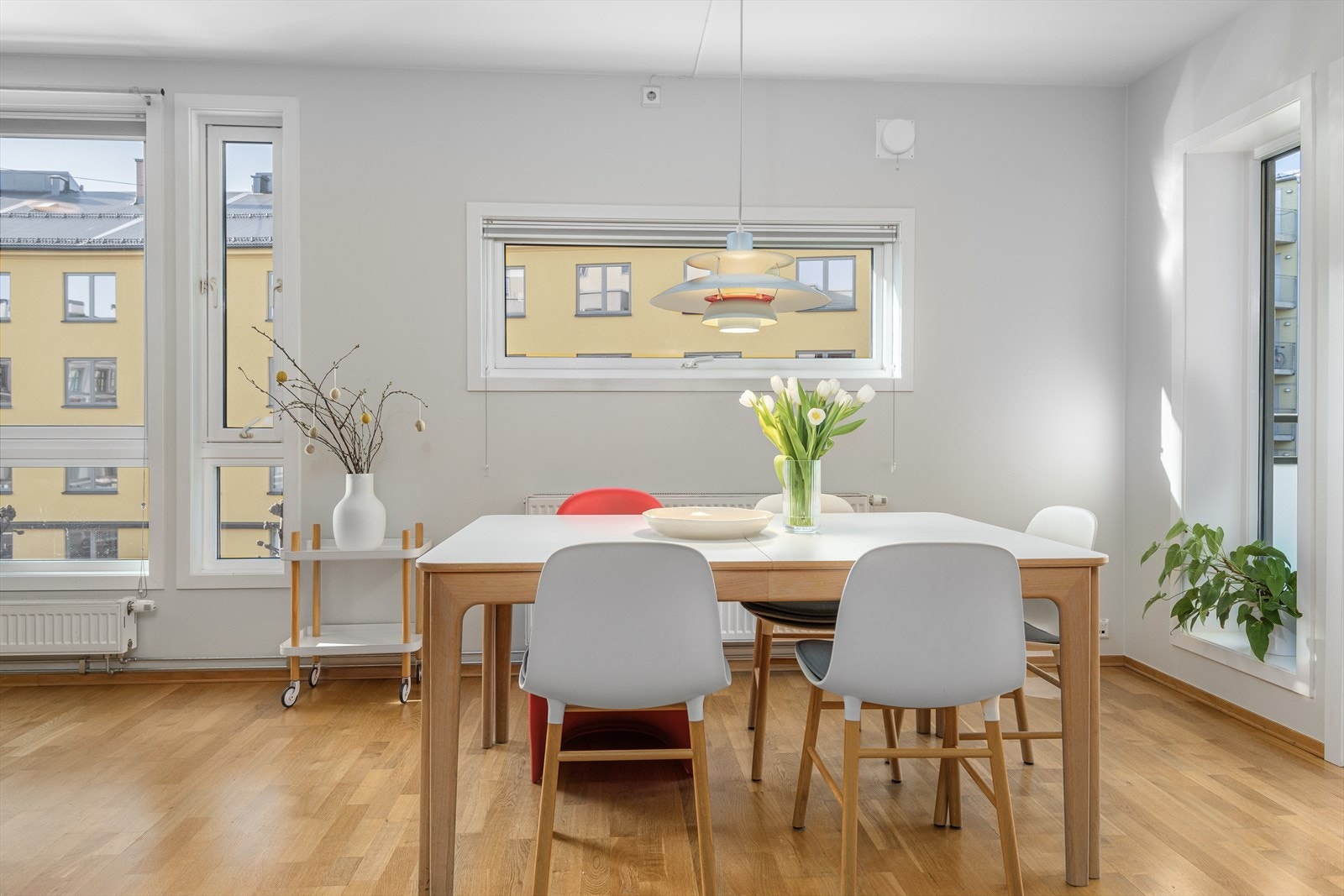 - Det er god plass til et større spisebord om ønskelig - Galleribilde