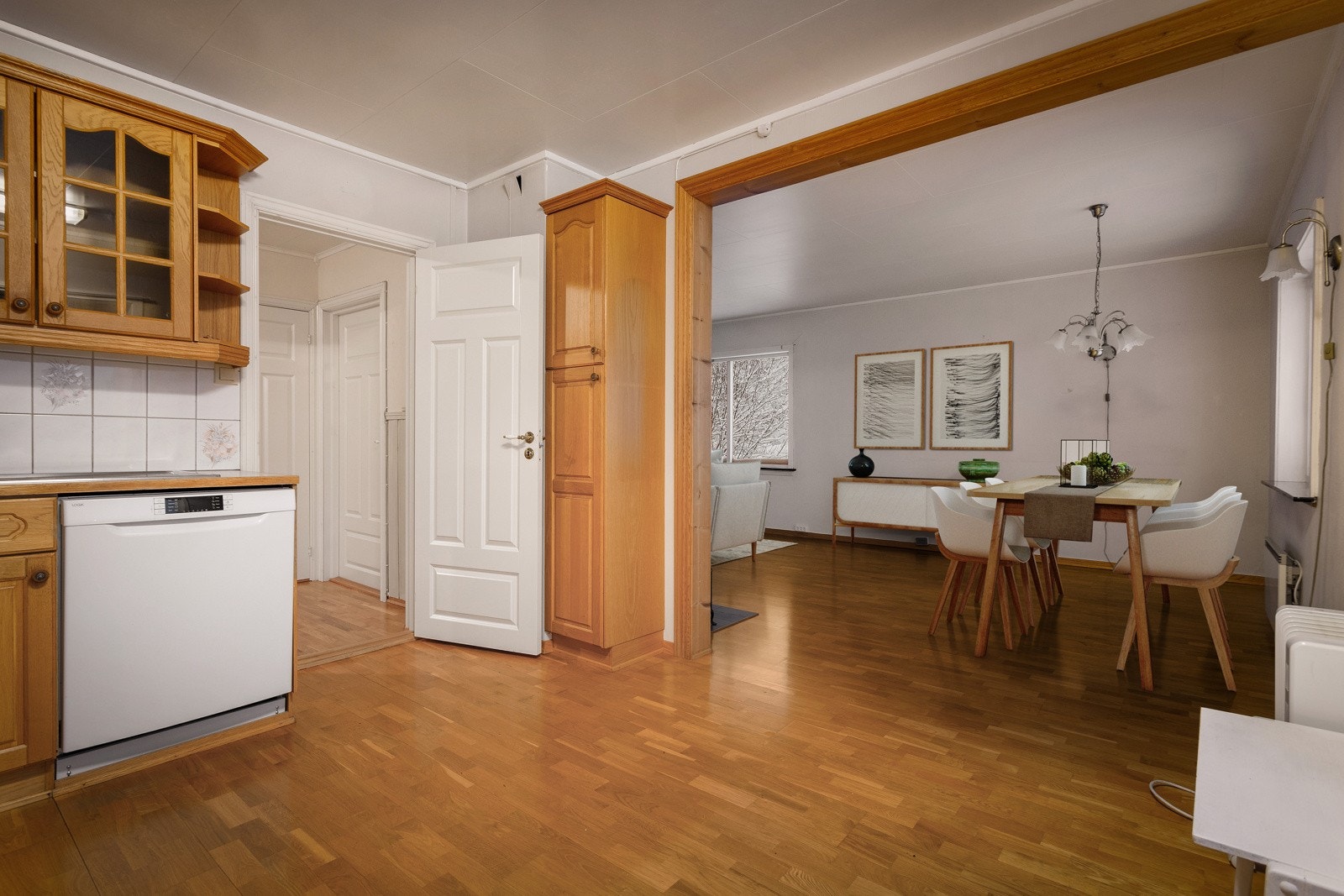 Kjøkkenet er romslig med luftig og åpen adkomst til spisestue/stue og egen passasje til hallen. Galleribilde