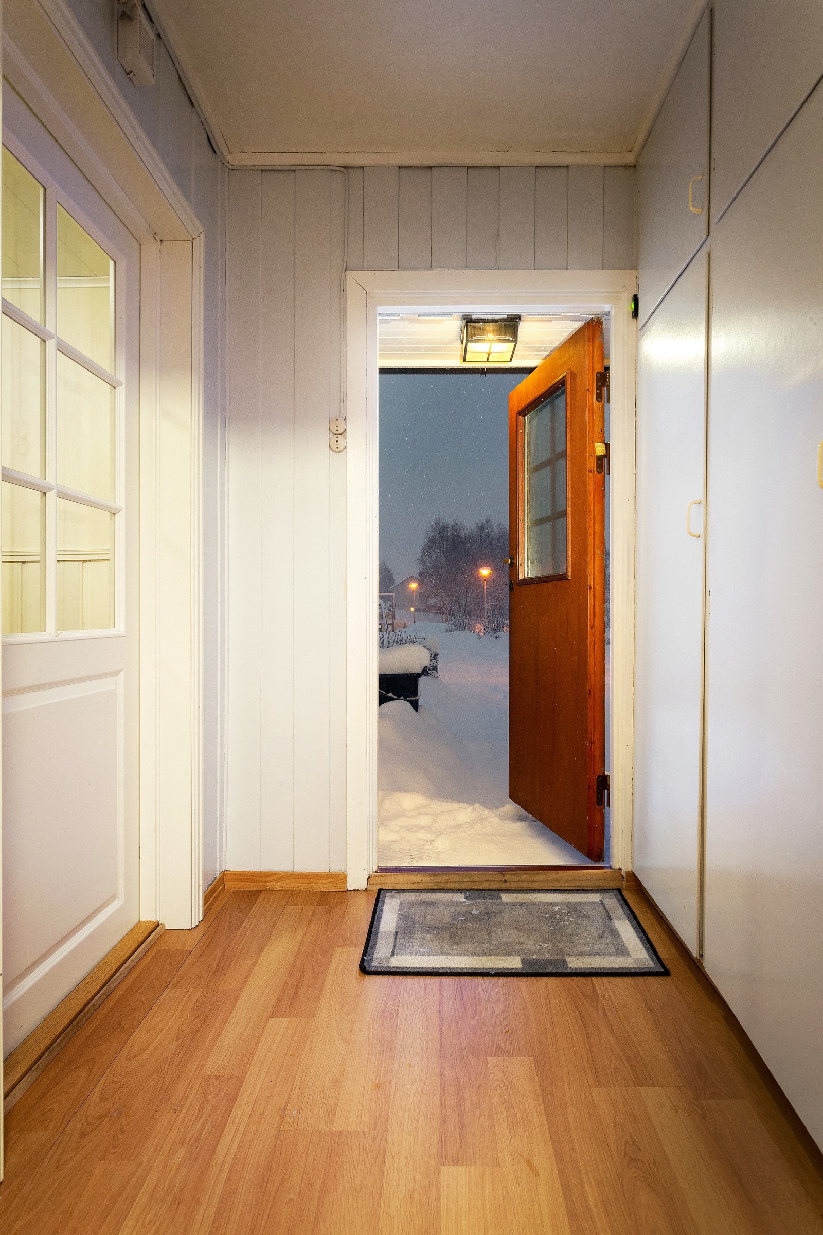 Entré har godt med lagringsplass i plassbygde garderobeskap. Galleribilde