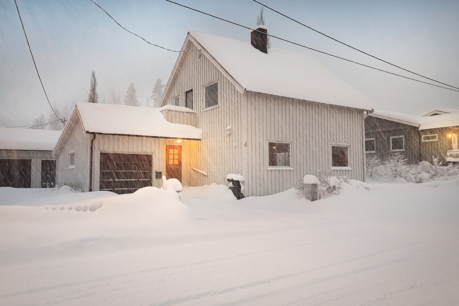 Boligen er opprinnelig fra byggeår 1960 og huser i tillegg til boligen to garasjer. En frittstående og en påbygd til boligen. Galleribilde