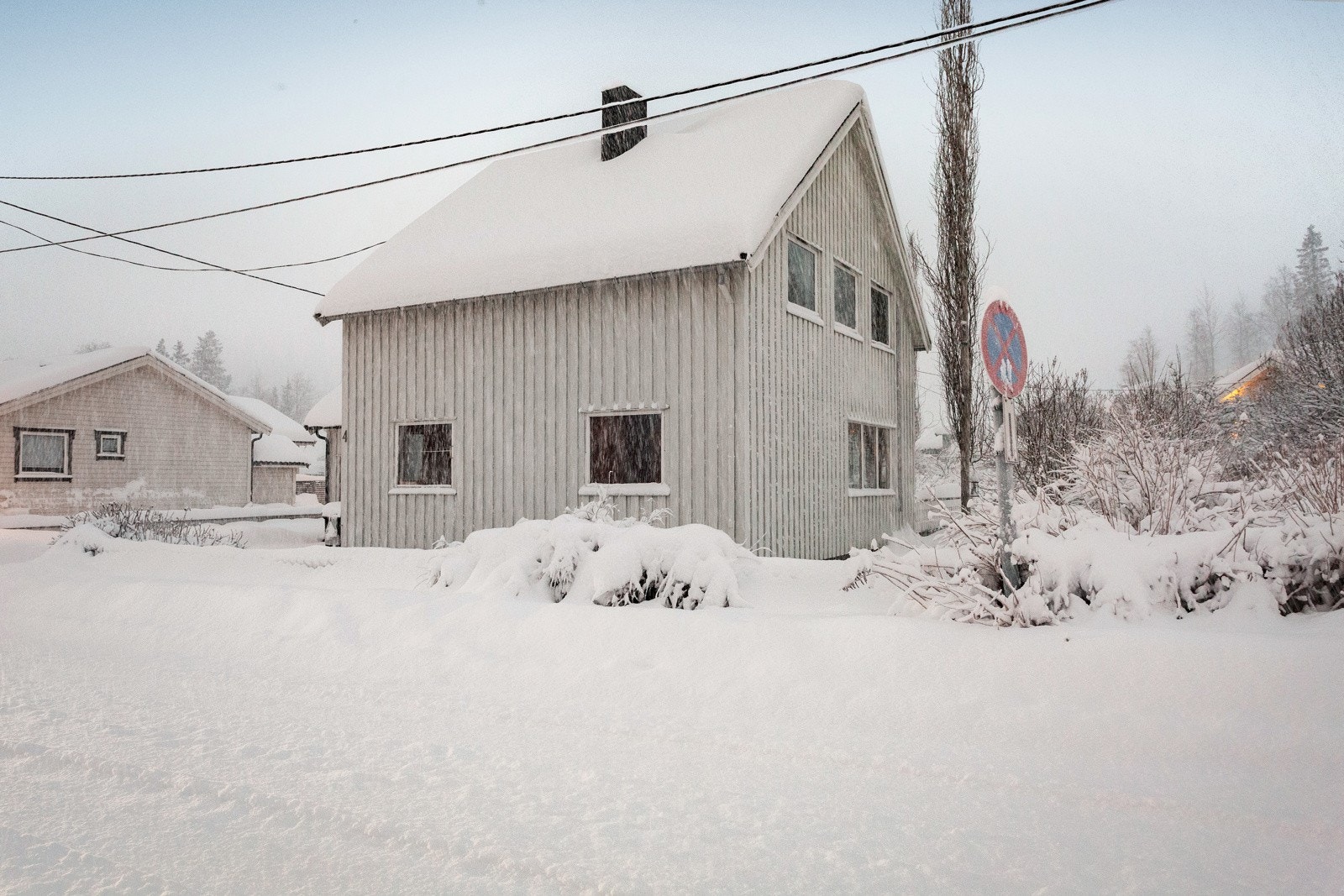 Tomten er stor, flat og solrik og eiendommen har store muligheter til å kunne sette sitt eget preg på den! Galleribilde