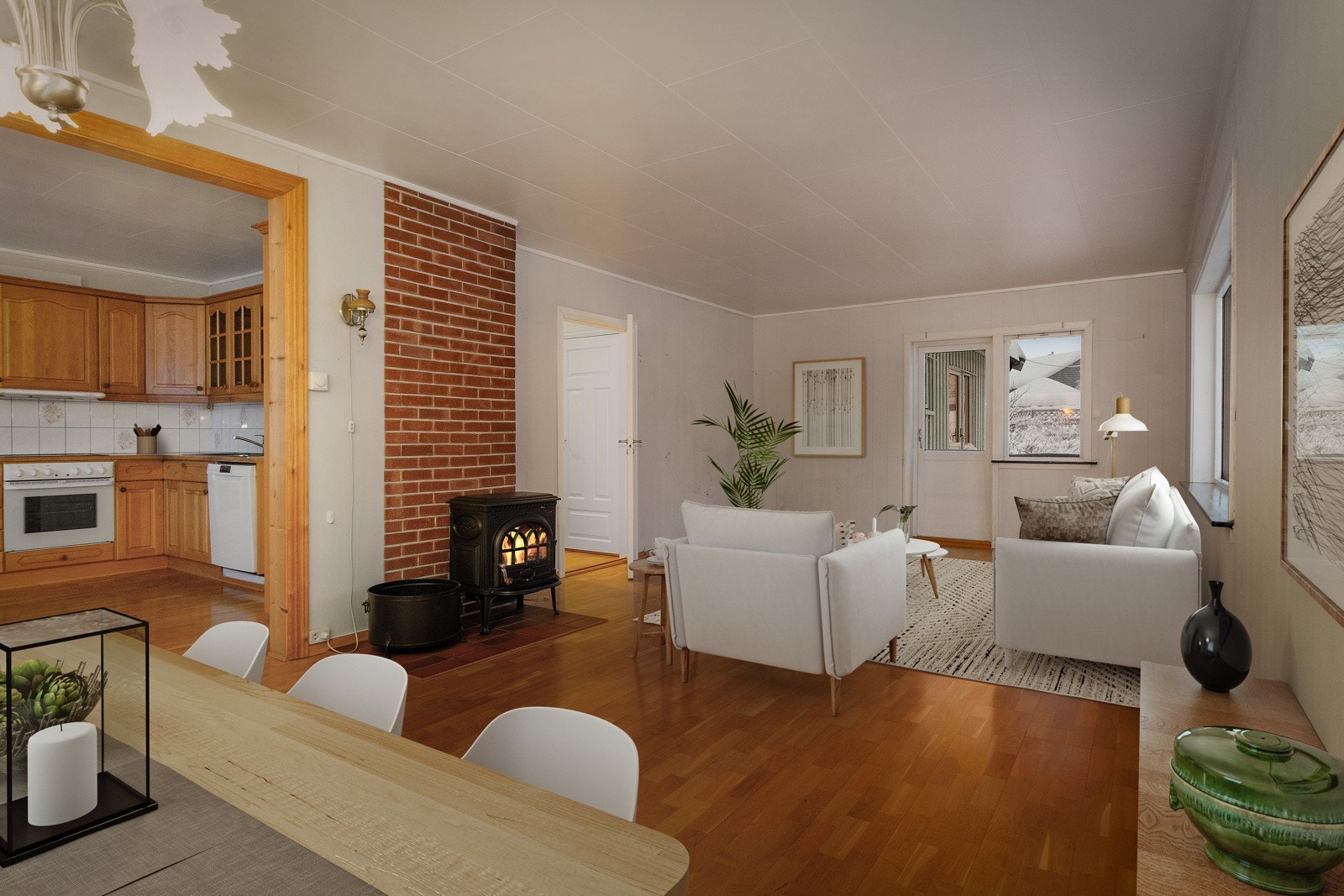 Innvendig igjen er det avsatt naturlig plass til spisestue mellom stue og kjøkken. Rommet har dessuten montert vedovn. Galleribilde