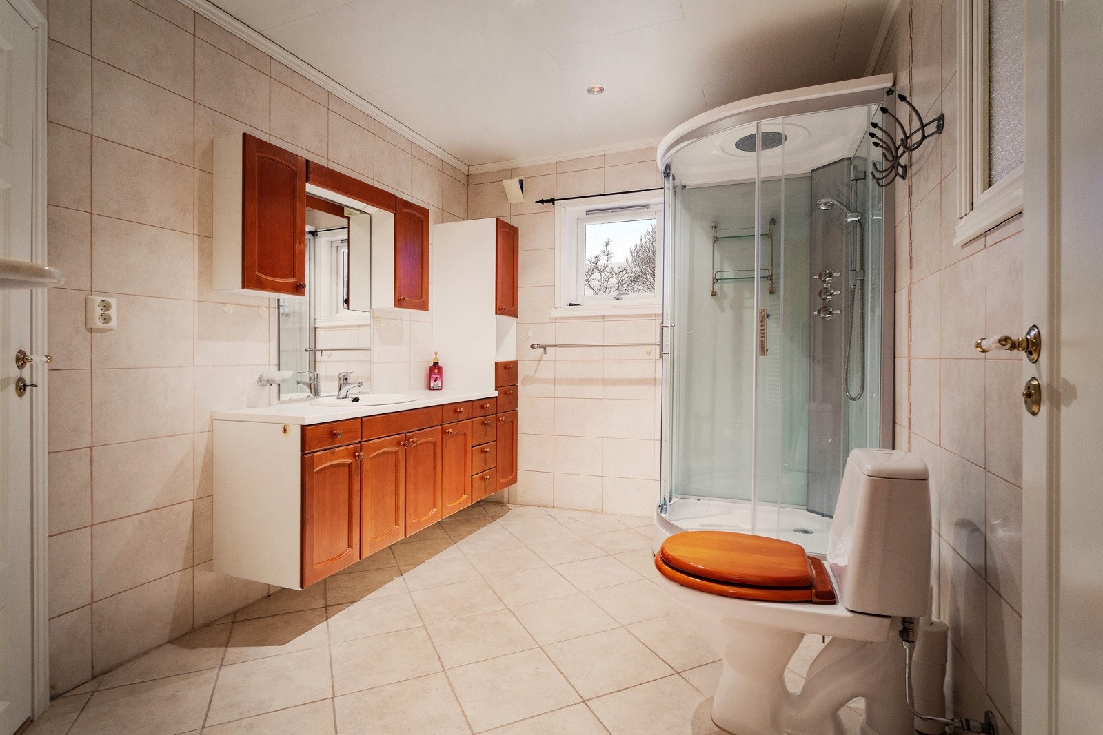 I 2007 ble boligen påbygd med nytt bad og soverom. Varmekabler i gulv på bad og downlights i himlingen. Dessverre er det svikt i fundamenteringen som har ført til setningsskader. Utbedring av tilbygget må påregnes. Galleribilde