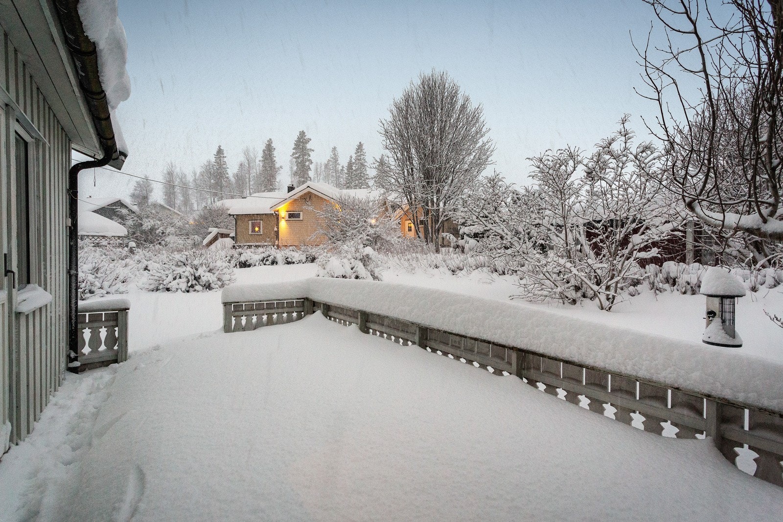 Sørvestvendt terrasse med videre adkomst ned til hagen. Hagen er stor og er i dag opparbeidet med plen og beplantet med hekker, bær- og prydbusker. Galleribilde