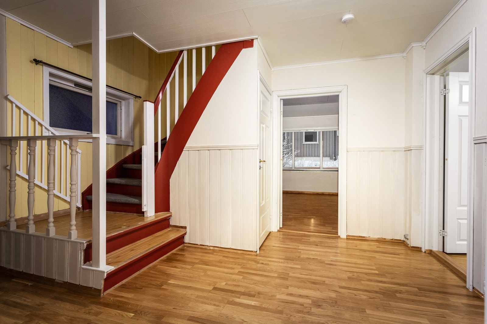 Fra entréen kommer du først inn til en hall med trapp opp til loft og adkomst til øvrige rom på hovedplan. Galleribilde