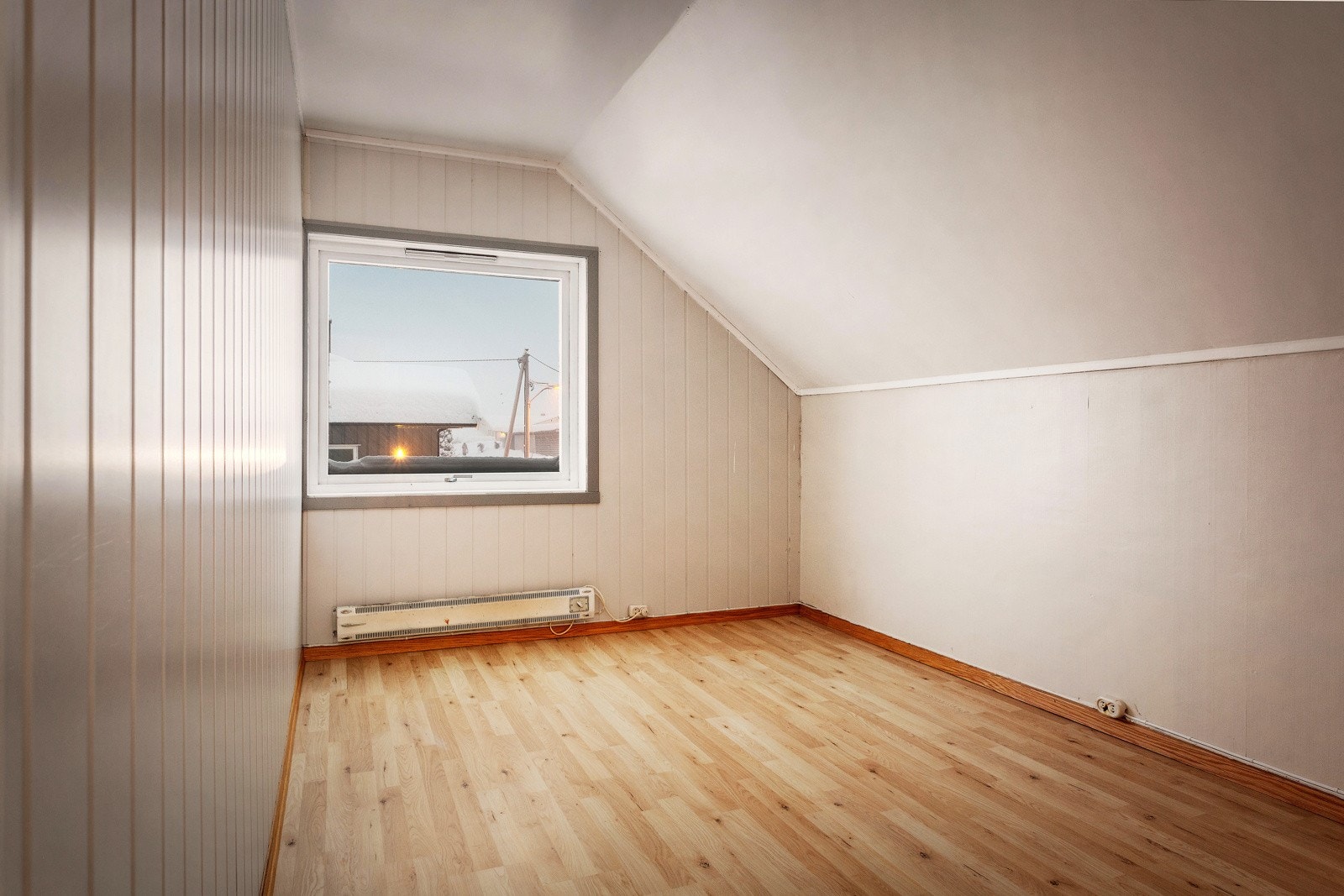 Loftsetasjen har hele fire soverom. I tillegg til soverom i hovedetasjen har boligen totalt 5 godkjente soverom! Galleribilde