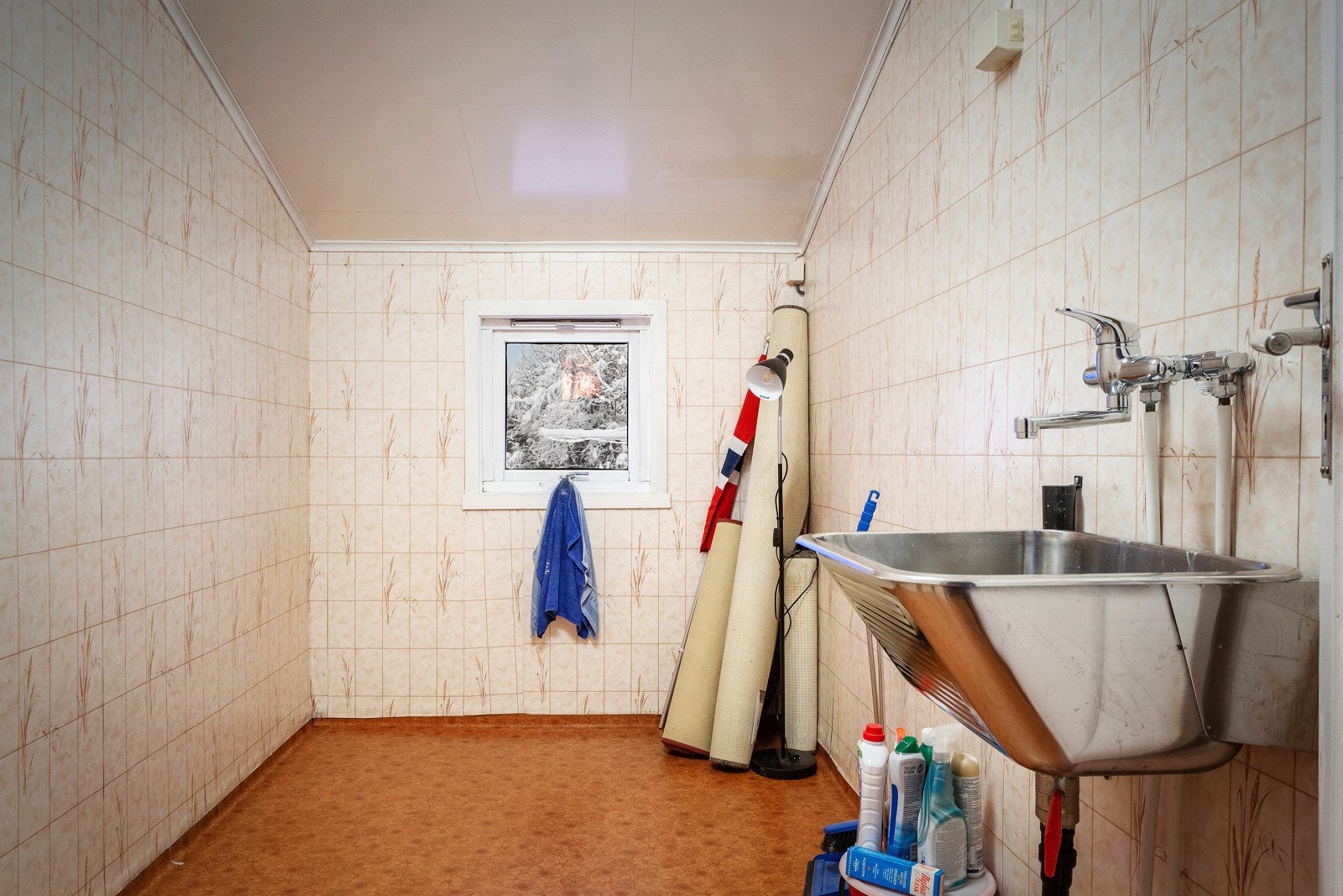 Vaskerom er plassert ved entréen i hovedetasjen. Rommet er av eldre dato og må derav påregnes oppgradert til dagens standard. Galleribilde