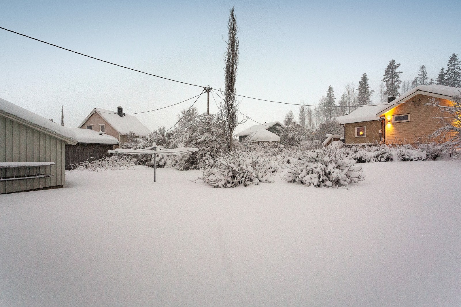Den flotte beliggenheten til boligen - like ved "småskolen" på Olderskog gjør hverdagen for småbarnsfamilier enkel. Her er det gangavstand til barnskoler, barnehager, dagligvarebutikk m.m. Galleribilde