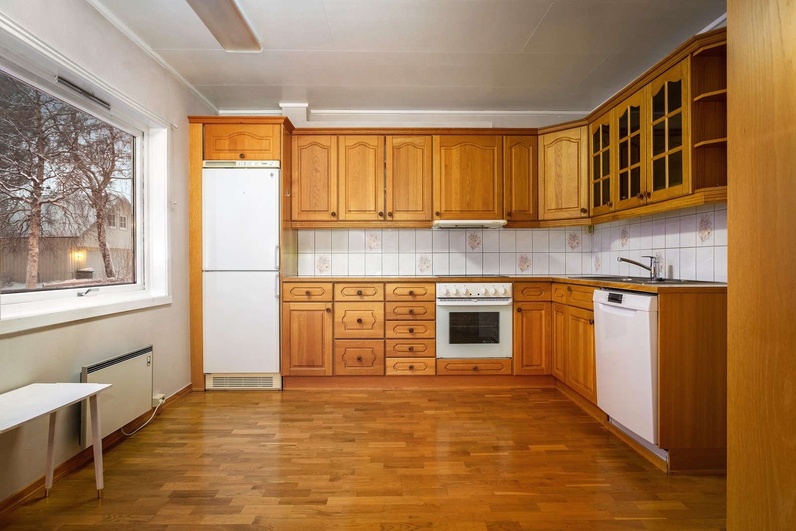 Innredningen er fra Nygård og ble montert en gang på 90-tallet. Oppvaskmaskinen er ny av 2021. Hvitevarer medfølger i handelen. Galleribilde