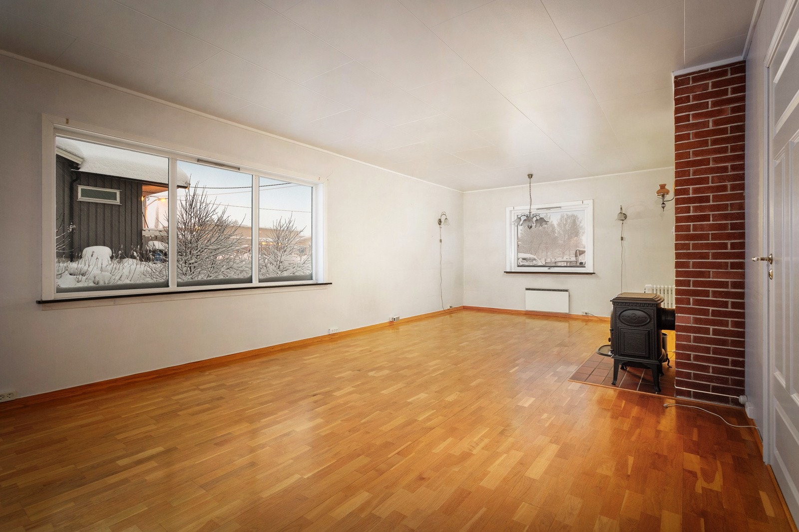 Stue har parkett på gulv, fine lysforhold og balkongdør som tar deg med ut på terrassen og den flotte hagen. Galleribilde