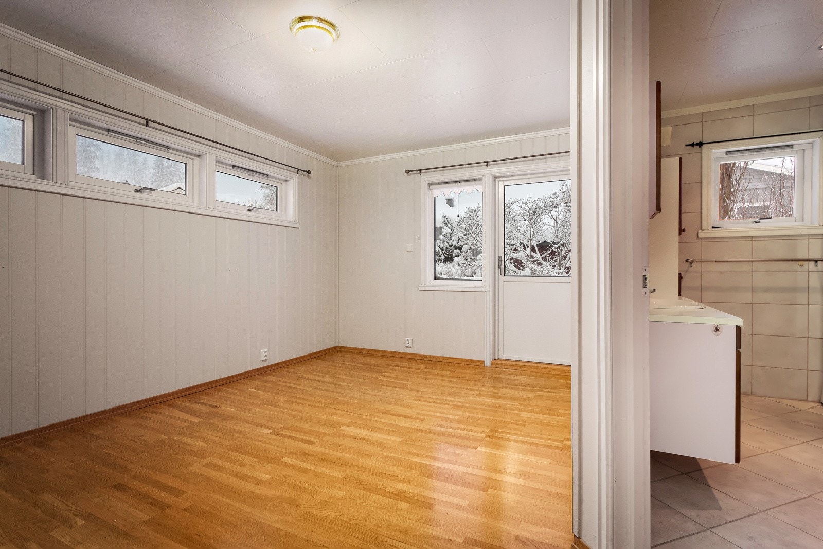 Soverommet som også tilhører tilbygget er lyst og luftig. Også her er det blitt fall på gulvet av samme årsak som på bad. Soverommet har dessuten egen balkongdør ut til terrassen og hagen. Galleribilde