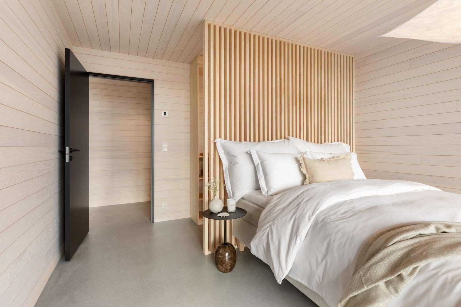 God plass til dobbeltseng og nattbord Galleribilde