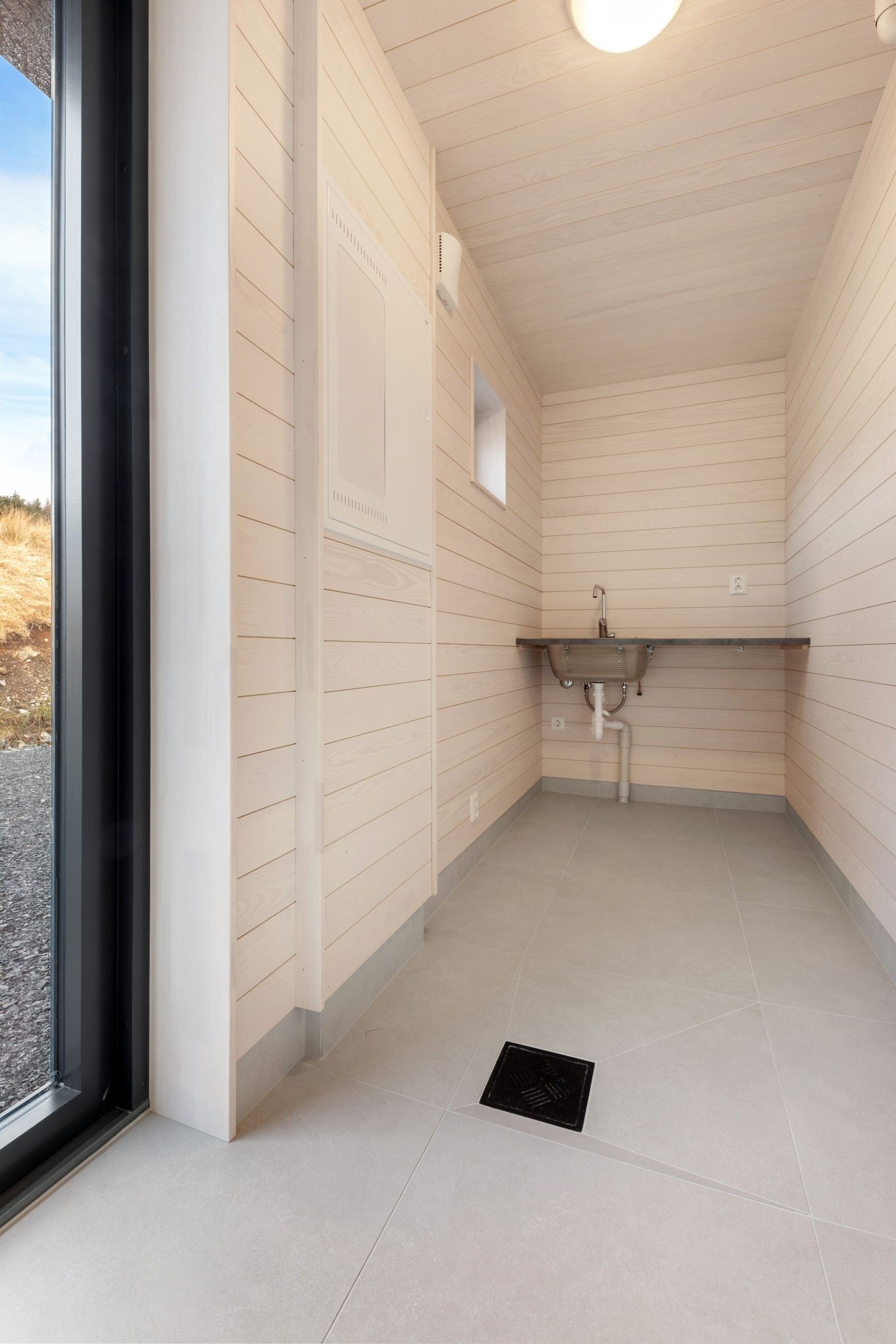 Vaskerom/ teknisk rom med direkte utgang til evt. garasje Galleribilde