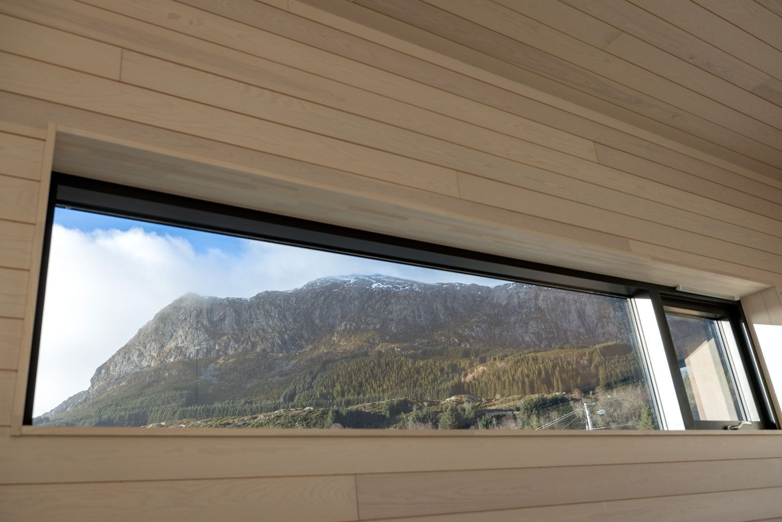 Flott utsikt mot mektige Atløynipa Galleribilde