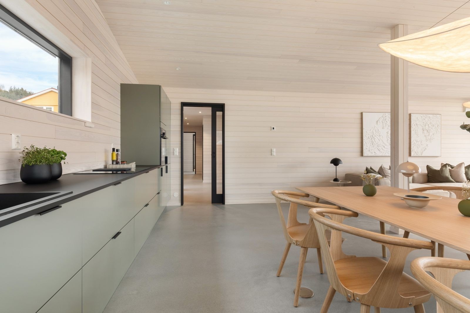 Moderne, integrerte hvitevarer som består av induksjonstopp med avtrekk, stekeovn med dampfunksjon, oppvaskemaskin og kjøl/frys Galleribilde