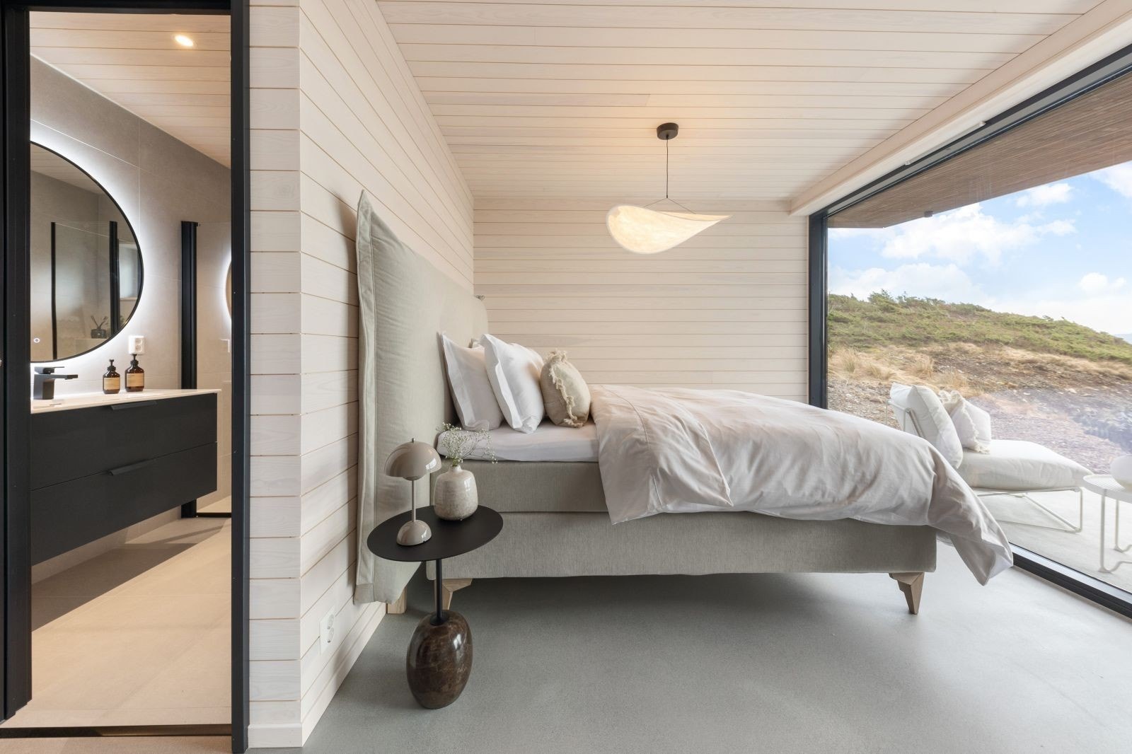 Her kan mann nyte morgen kaffen med nydelig fjordutsikt Galleribilde