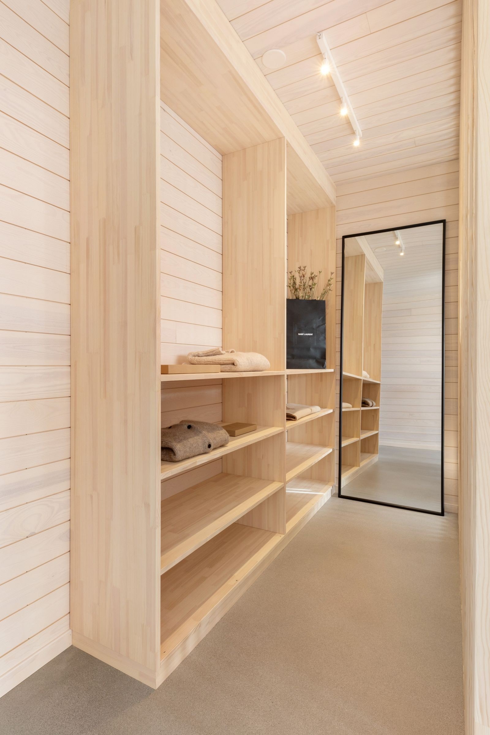 Rommet har spesialdesignet "walk - in- closet" med flere innredningsmuligheter Galleribilde