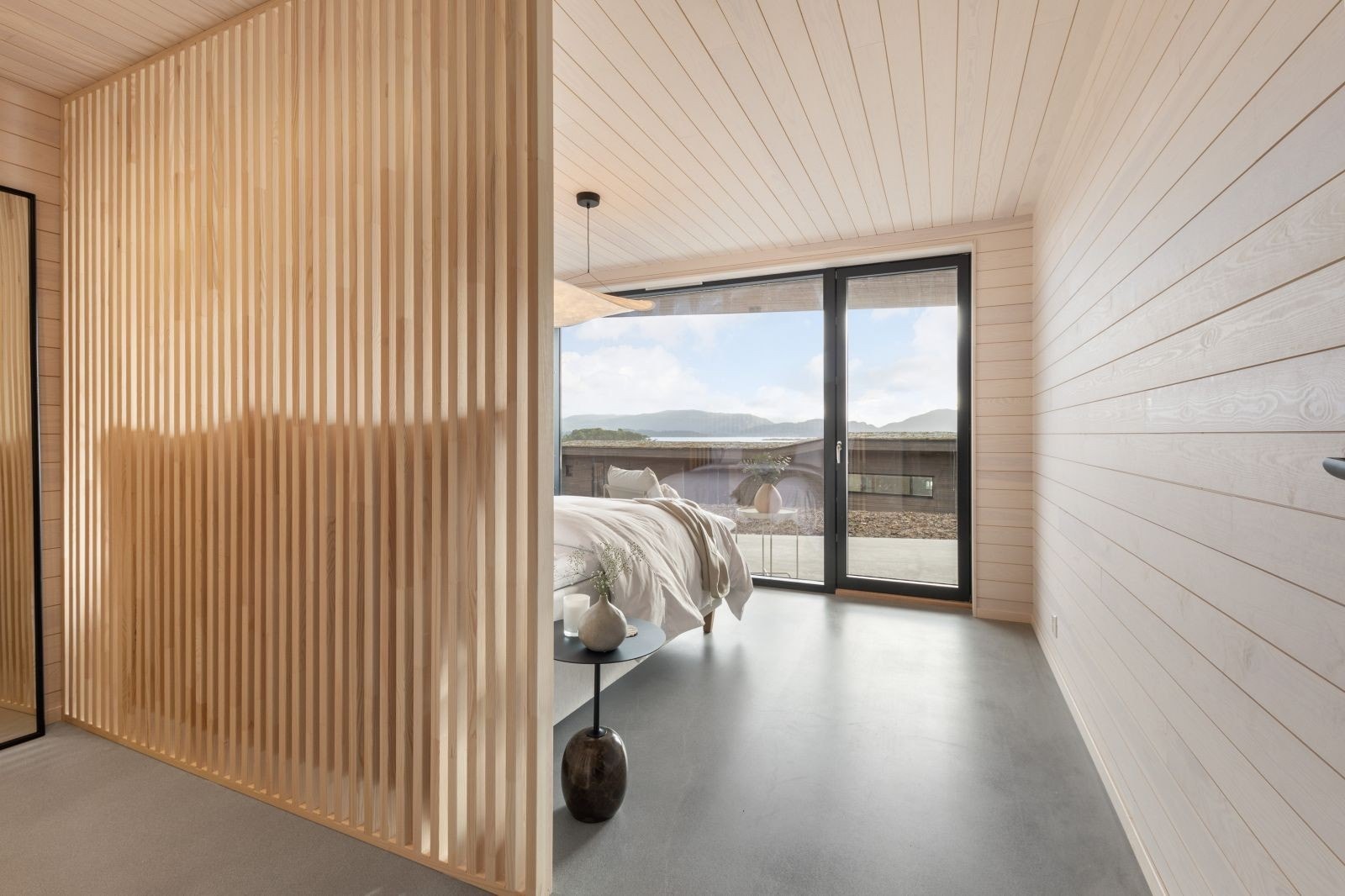 Soverom 2 er av god størrelse med flott utsikt mot fjorden Galleribilde