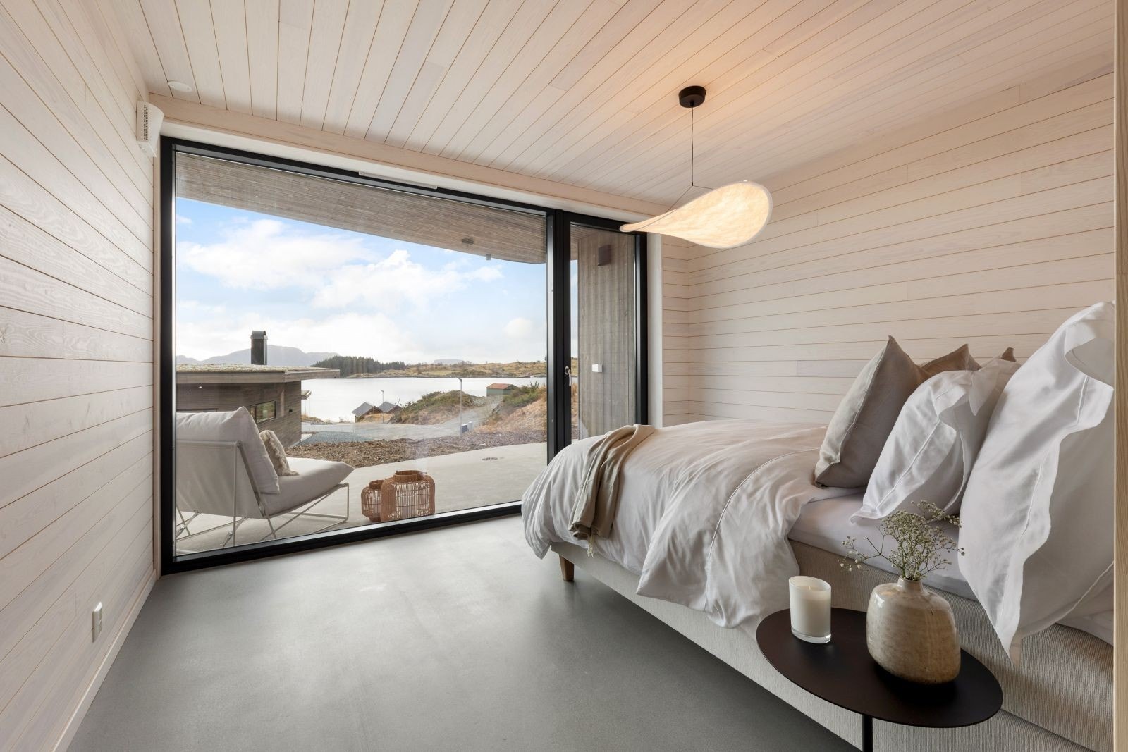 Soverom 1 med god plass til dobbeltseng og nattbord Galleribilde