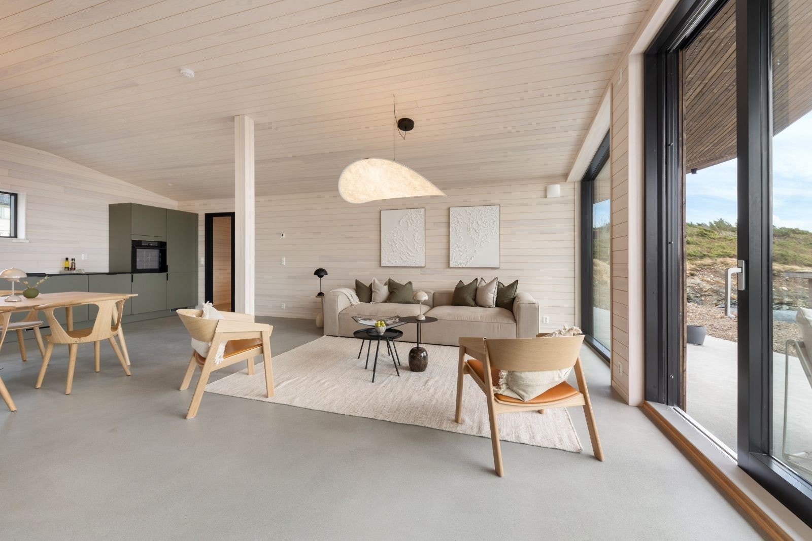 Stue med god plass til sofagruppa, sofabord og underholdnings avdeling. Galleribilde