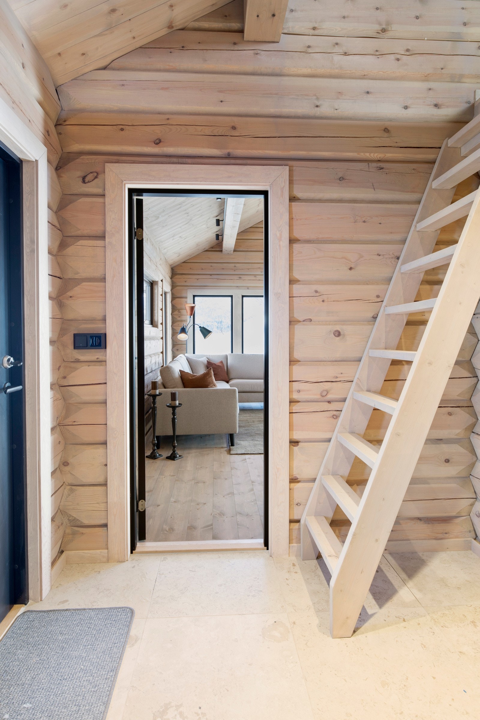 Entrè/hall har flislagt gulvoverflate med moderne og tidløs 60x60-flis. Oppgang til hems Galleribilde