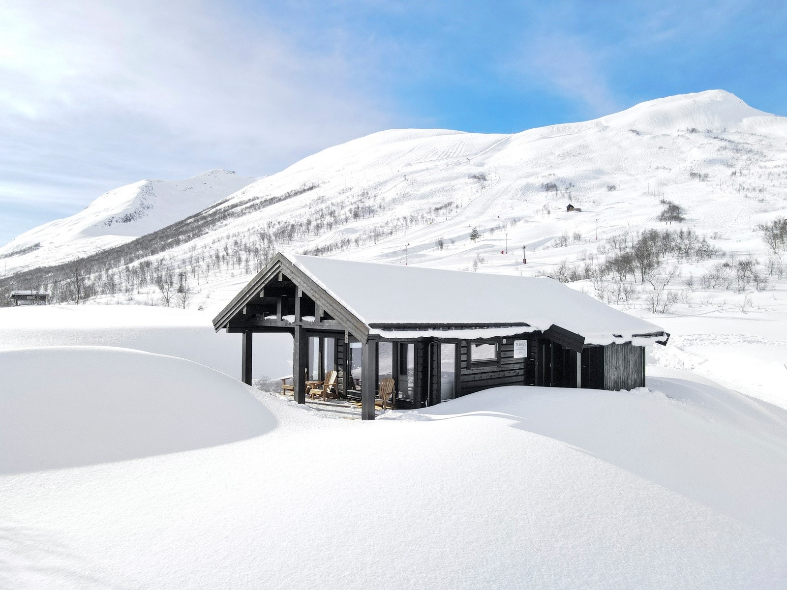 Hytten ligger kun et par steinkast fra skitrasèen - med ekte ski-in/ski-out Galleribilde