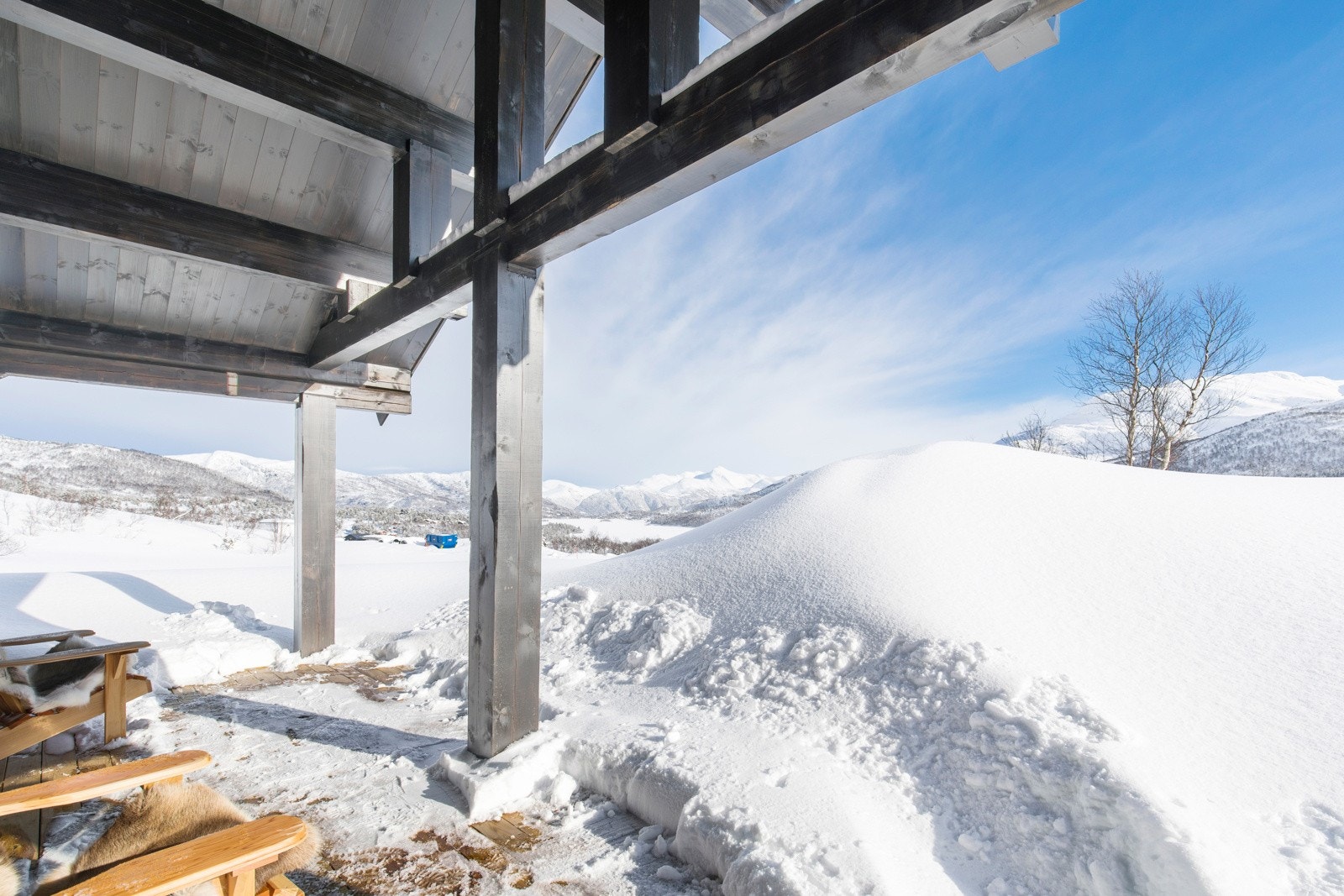 Her er det også en fantastisk utsikt mot den omkransende fjellheimen, og mot Nysætervatnet Galleribilde