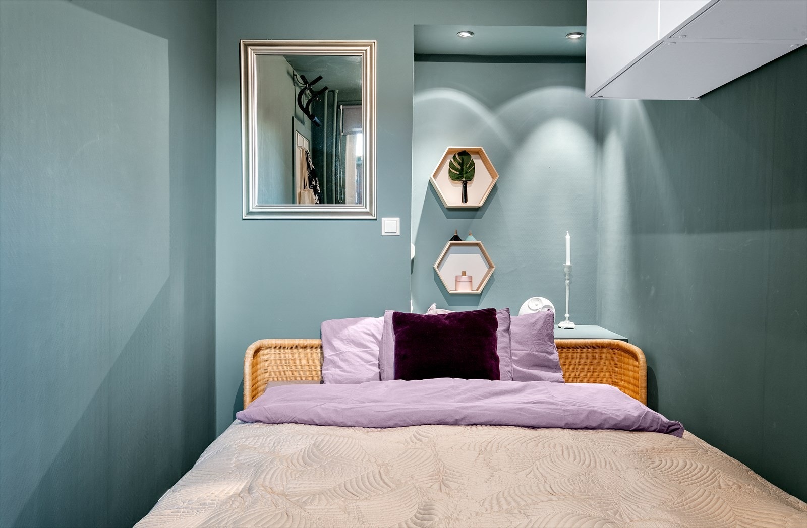 Smart soverom med god plass til dobbeltseng. Galleribilde