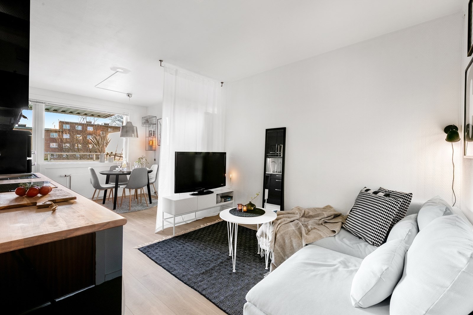 Stort og åpent oppholdsrom med dedikerte soner. Oppleves som lys og luftig! Galleribilde