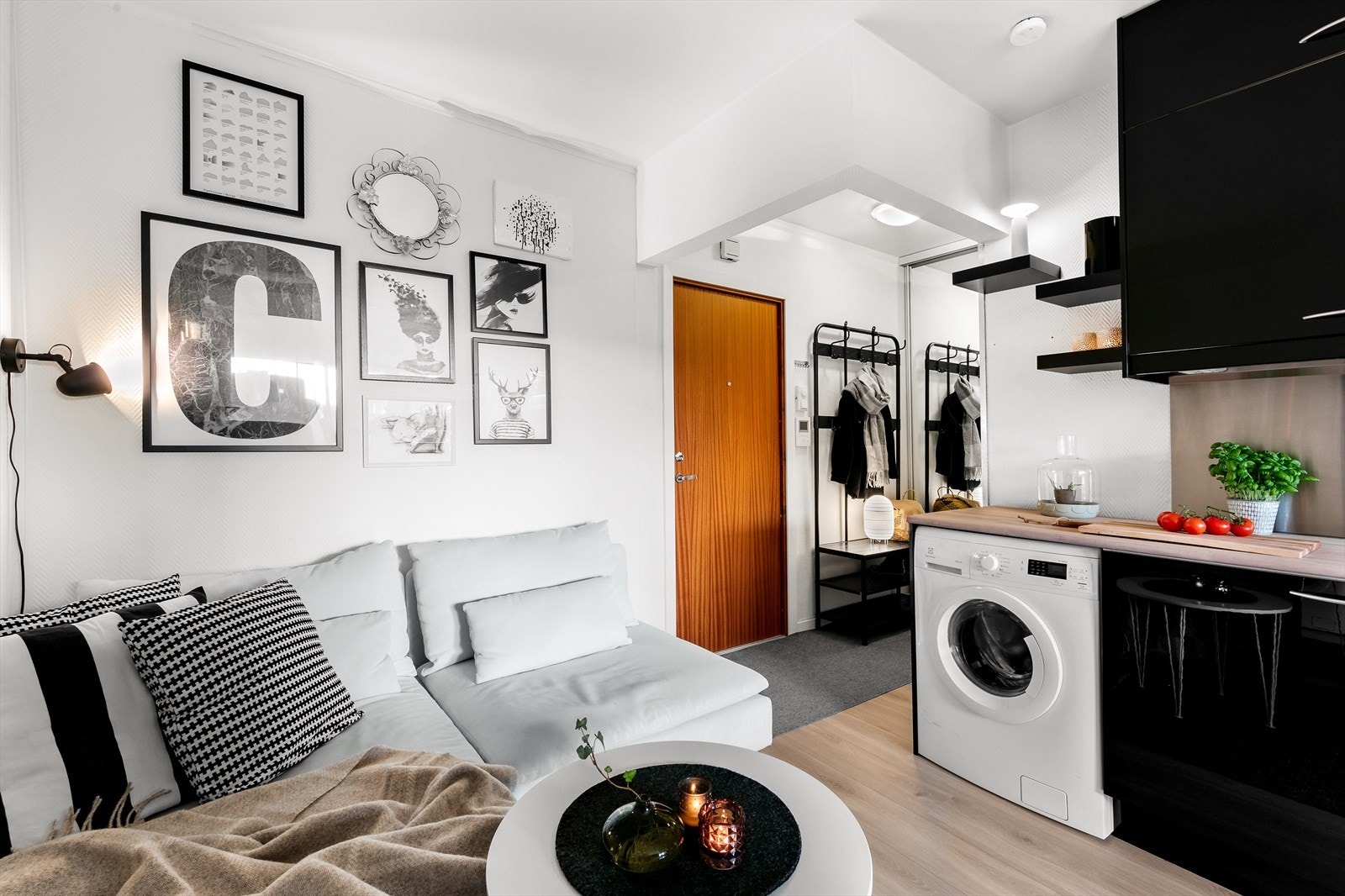 Entré med plass til garderobeskap med speilfronter. Galleribilde