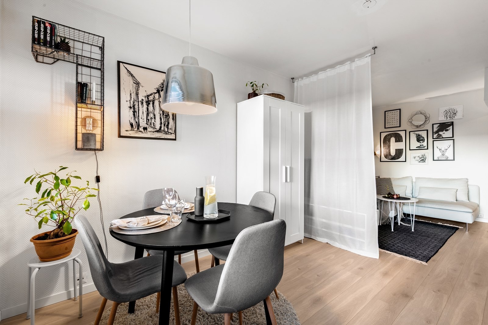 Boligens samlingspunkt bærer preg av tidløse fargevalg og godt gulvareal. Galleribilde