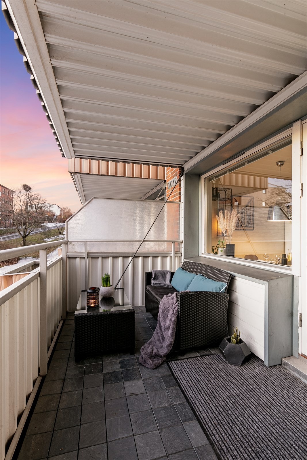 Godt med gulvareal på balkongen som gir deg frihet til å innrede på forskjellige måter. Galleribilde