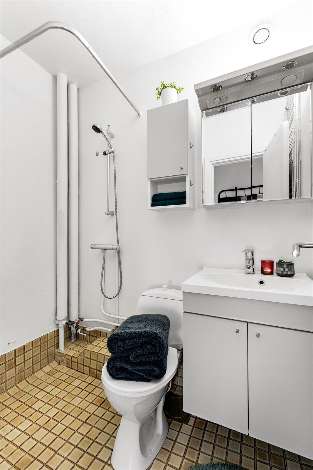 Eldre baderom med noe nyere baderomsinnredning. Godt og varmt om vinteren, og svalt på sommeren. Galleribilde