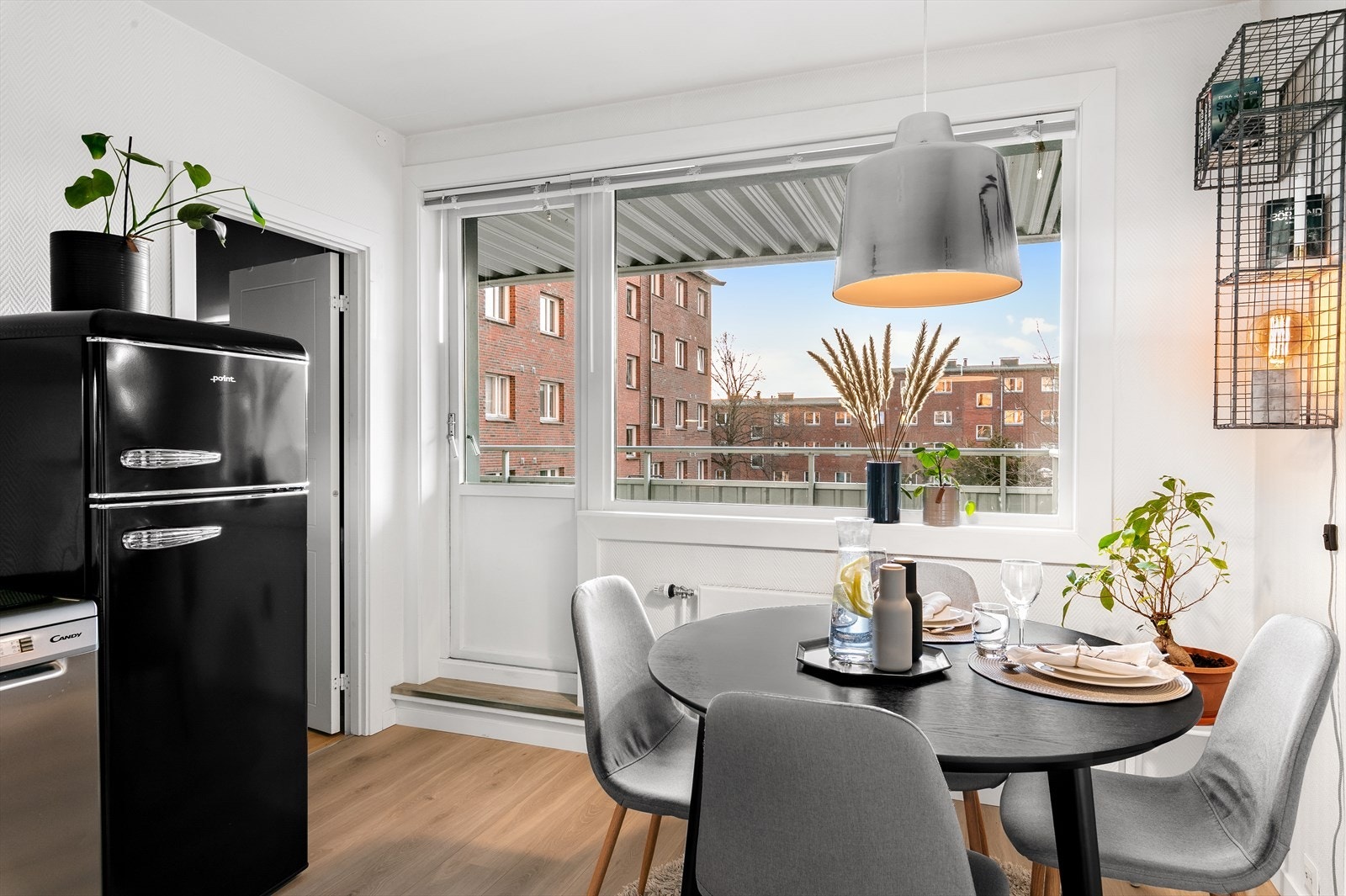 Godt dagslys via store vindusflater. Galleribilde