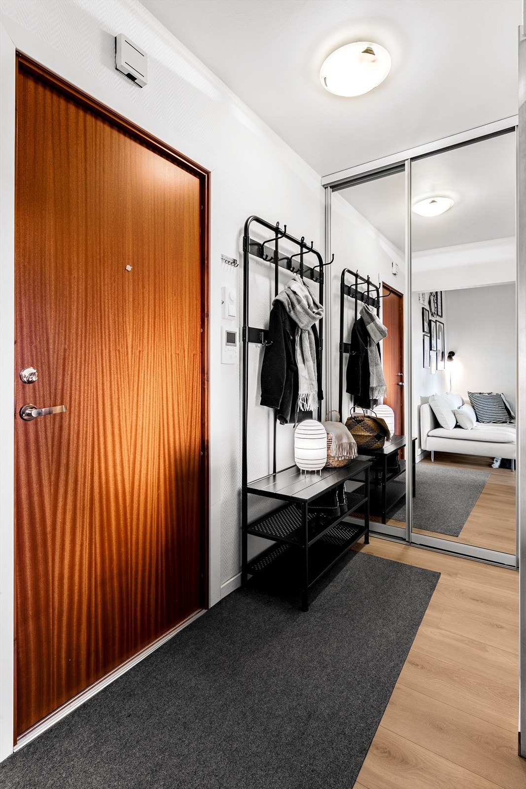 Stor entré med god plass til oppbevaring. Galleribilde