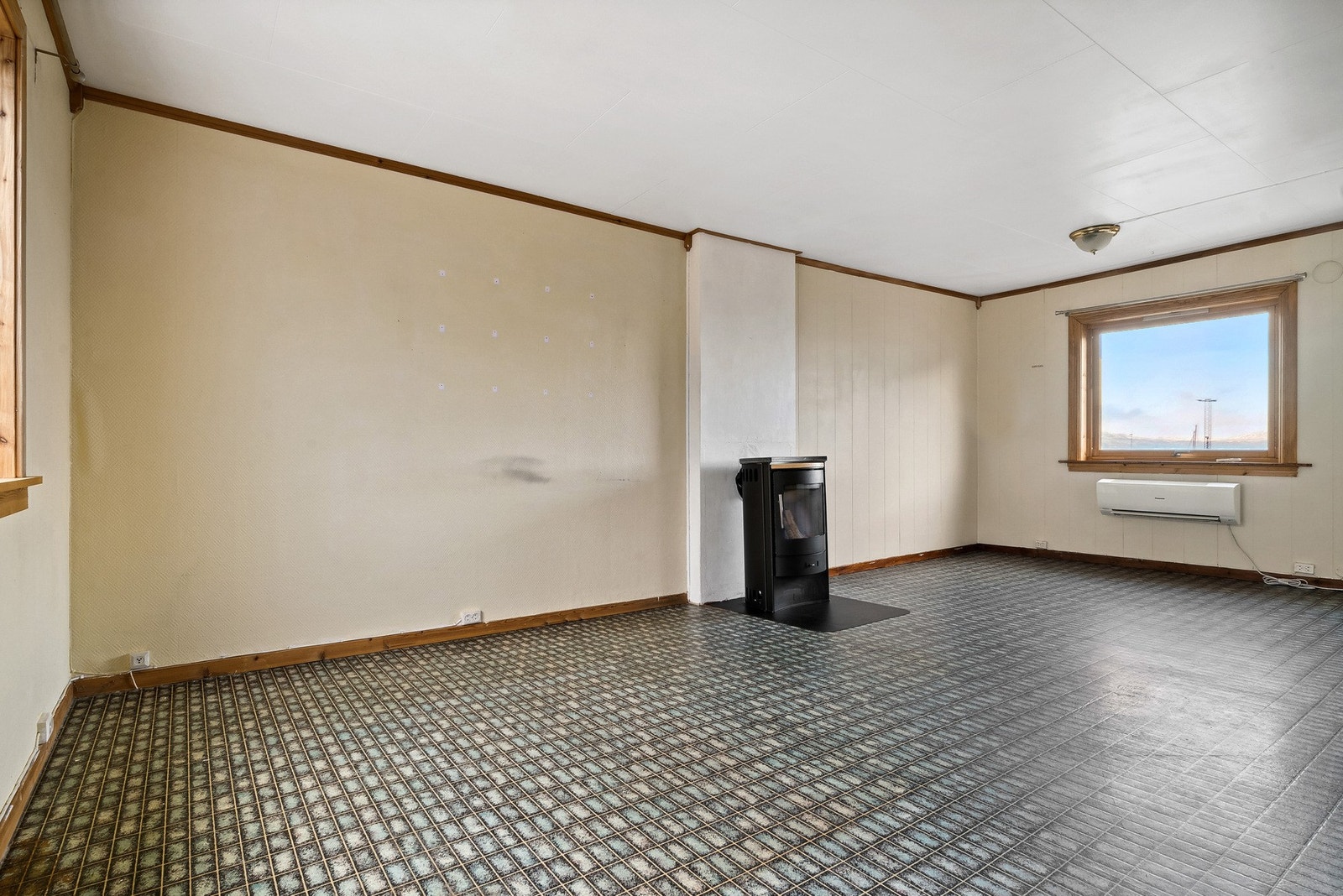 Stuen har gjennomlys med vindu i begge sider Galleribilde