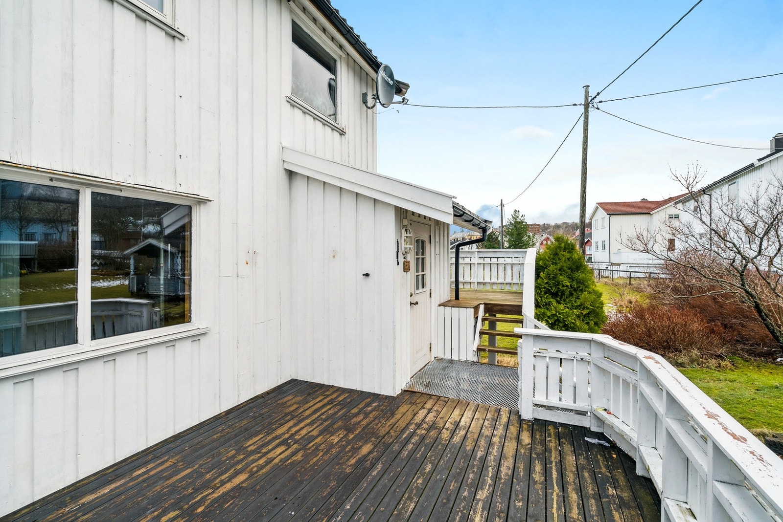 Ved inngangspartiet er det fine terrasseområder og opp et par trinn så er du på veranda mot nurdøst Galleribilde