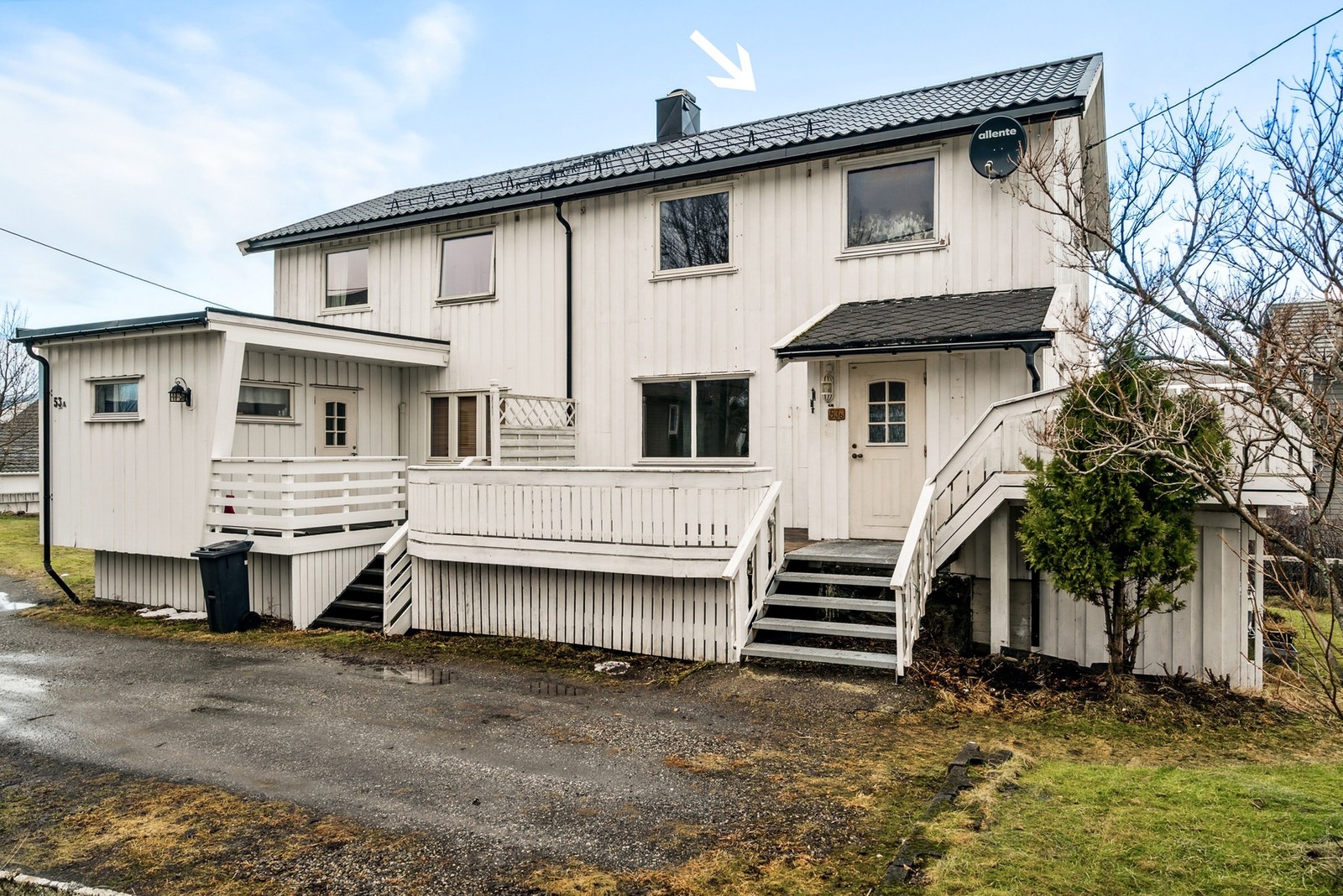 Boligen består av hovedetasje med stue og kjøkken, loftet har tre soverom og bad - Kjelleren er uinnredet Galleribilde