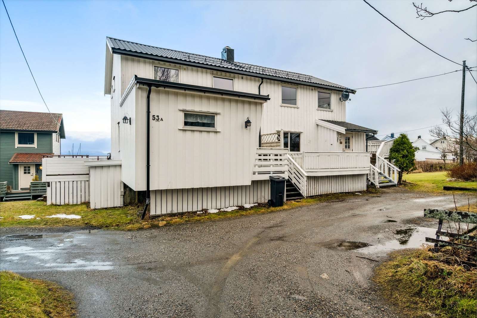Mot nordøst er det også utebod under verandaen for lagring av hageredskaper og vinterlagring av hagemøbler Galleribilde
