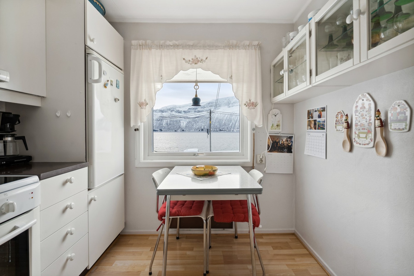 Kjøkken med spiseplass Galleribilde