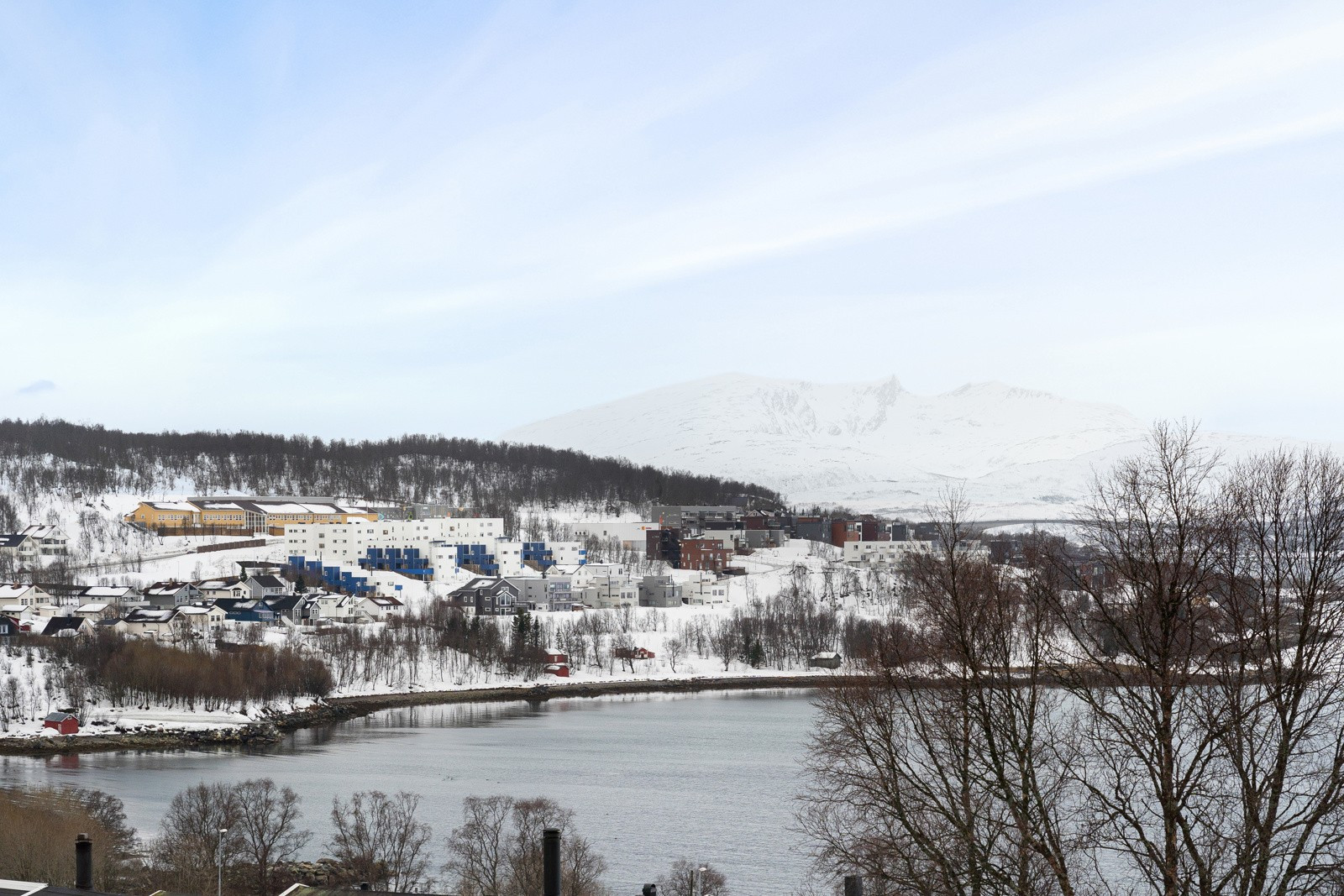 Boligen ligger sentralt til i rolige omgivelser i Hamna. Her er det kort avstand til resten av Tromsøya og Kvaløya